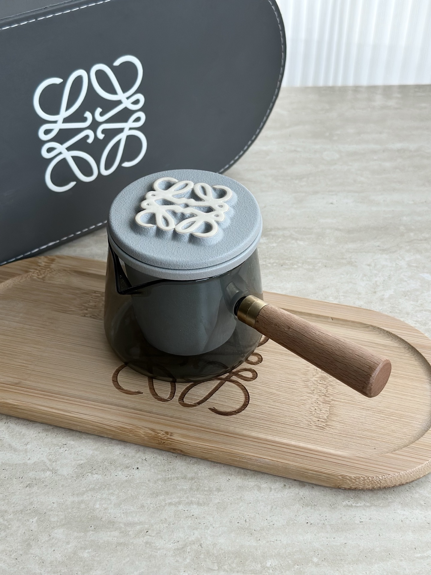 NO:850593,1 teapot, three pieces in one!  The inner pot has a texture of stoneware, and the heat-resistant glass body of the cup is transparent and allows you to see the true color of the tea soup!  One brew, one lift. Easily control the intensity of the tea. The three-in-one design of pot, filter and cup-shaver allows brewing, filtering and dividing tea to be done in one pot. Making tea is more worry-free!  ,tea set    cup198609091泡茶壶 三件一体！内胆粗陶质感,杯身耐热玻璃透光见影,易观茶汤本色！ 一泡一提 茶汤浓淡轻松控壶、滤、匀杯三合一设计,冲泡、过滤、分茶,一壶搞定,泡茶更省心！,茶具,accessory