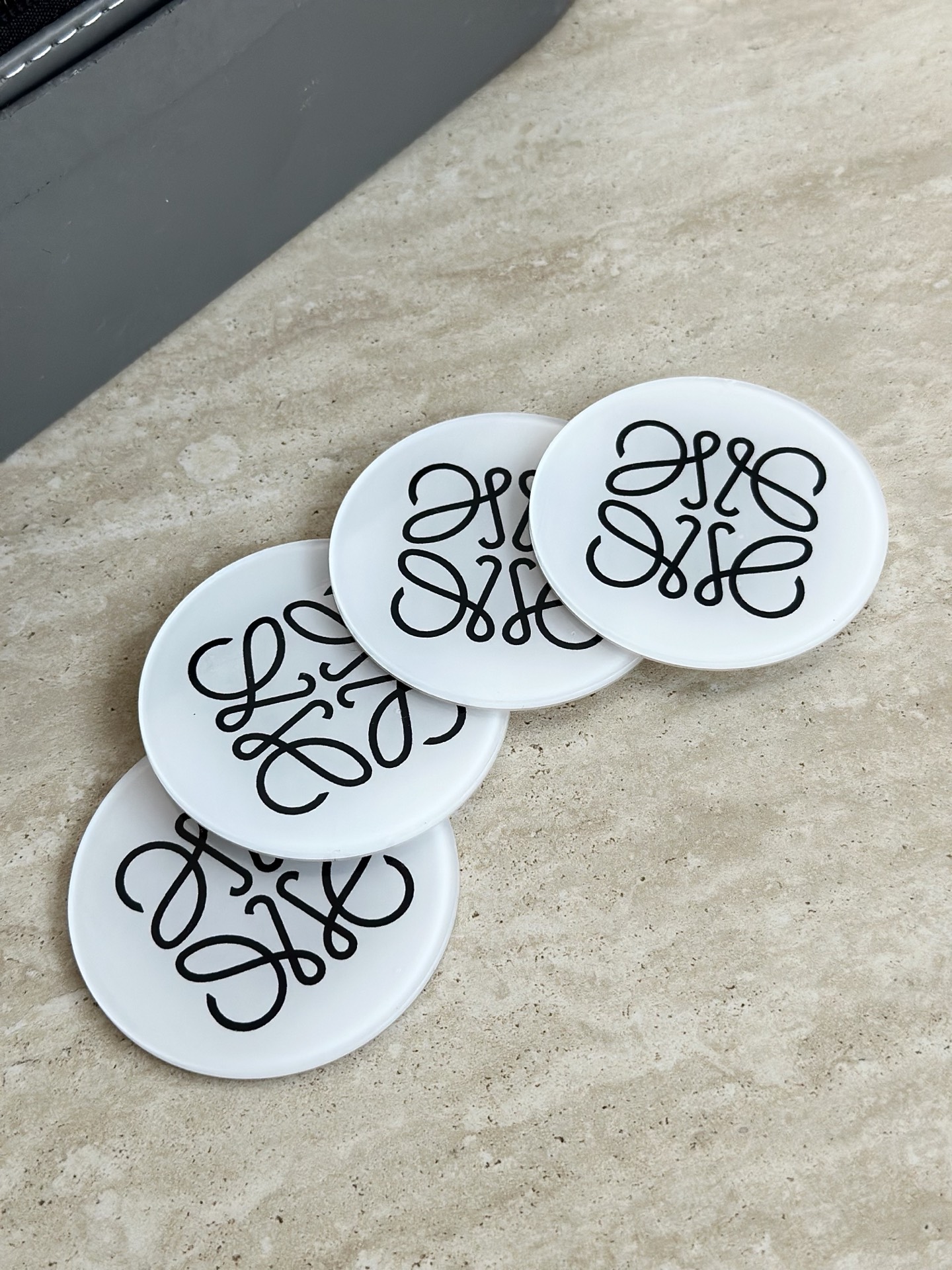 NO:850688,3vc coasters are made of thick material, durable, quality guaranteed, non-slip and heat-insulating. They not only play an anti-slip role, but also create a special sight when placed on the table!  ,tea set    cup198609093vc杯垫 加厚材质,经久耐用质量保证防滑隔热,不仅仅是起防滑作用放在桌上也是一道特别的风景线！,茶具,accessory