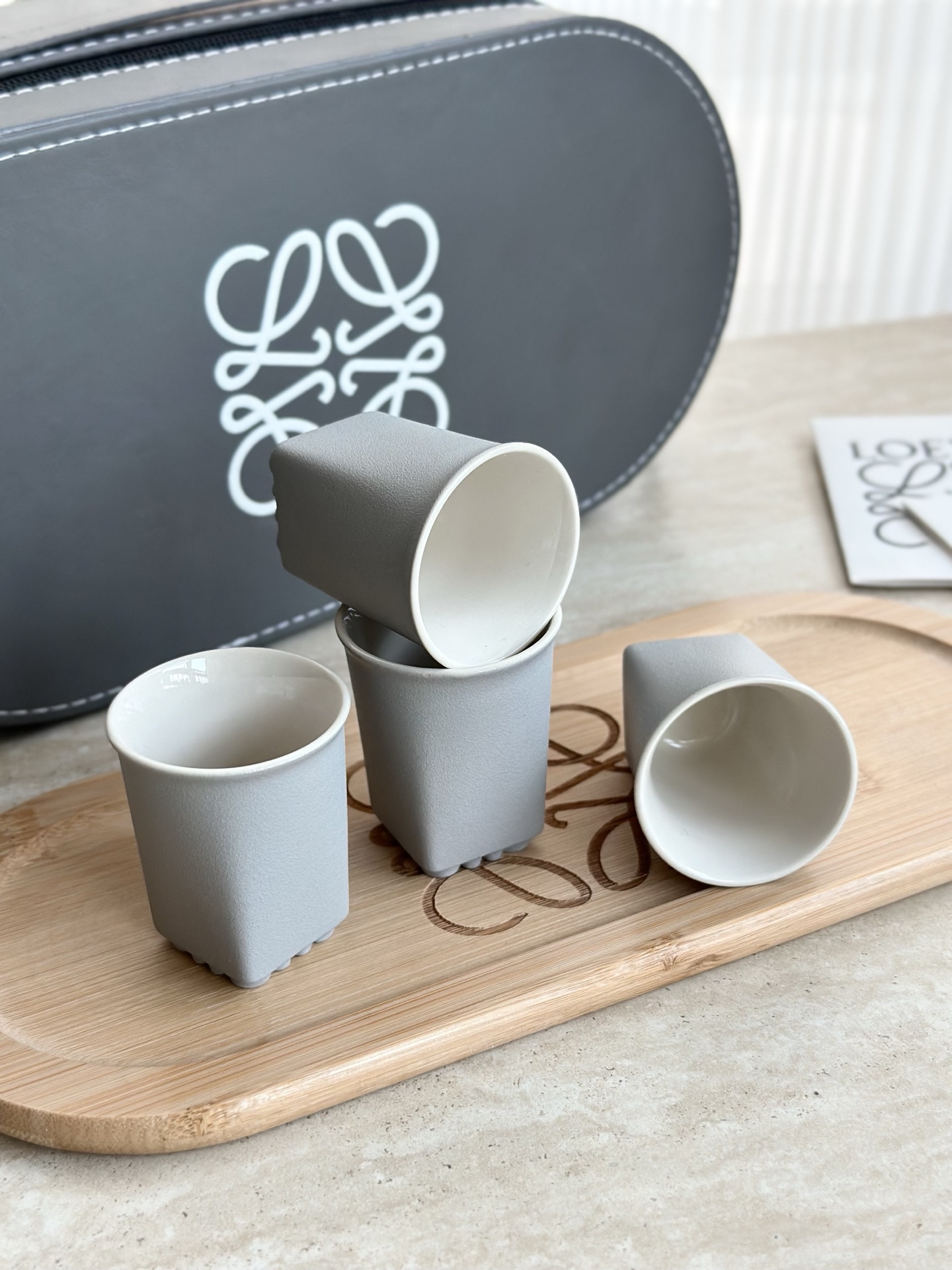 NO:850583,2 teacups. The bottom of the cup is square, and the words are engraved with a vessel, which looks like movable type. The surface texture of sandstone abandons the traditional white porcelain bright glaze without texture. It adopts a fashionable texture glaze and meticulous spray glaze, which upgrades the traditional glazing method. The jade glaze color is low-key and not luxurious. It feels delicate and has jade-like white porcelain inside. It is clean, safe and healthy!  ,tea set    cup198609092茶杯 杯底为方,以器镌字,形似活字 砂岩石表面质感摒弃传统白瓷亮釉无肌理 时尚肌理釉面,细致喷釉,升级传统上釉方式玉石釉色,低调不奢手感细腻,内里玉质白瓷,洁净安全健康！,茶具,accessory