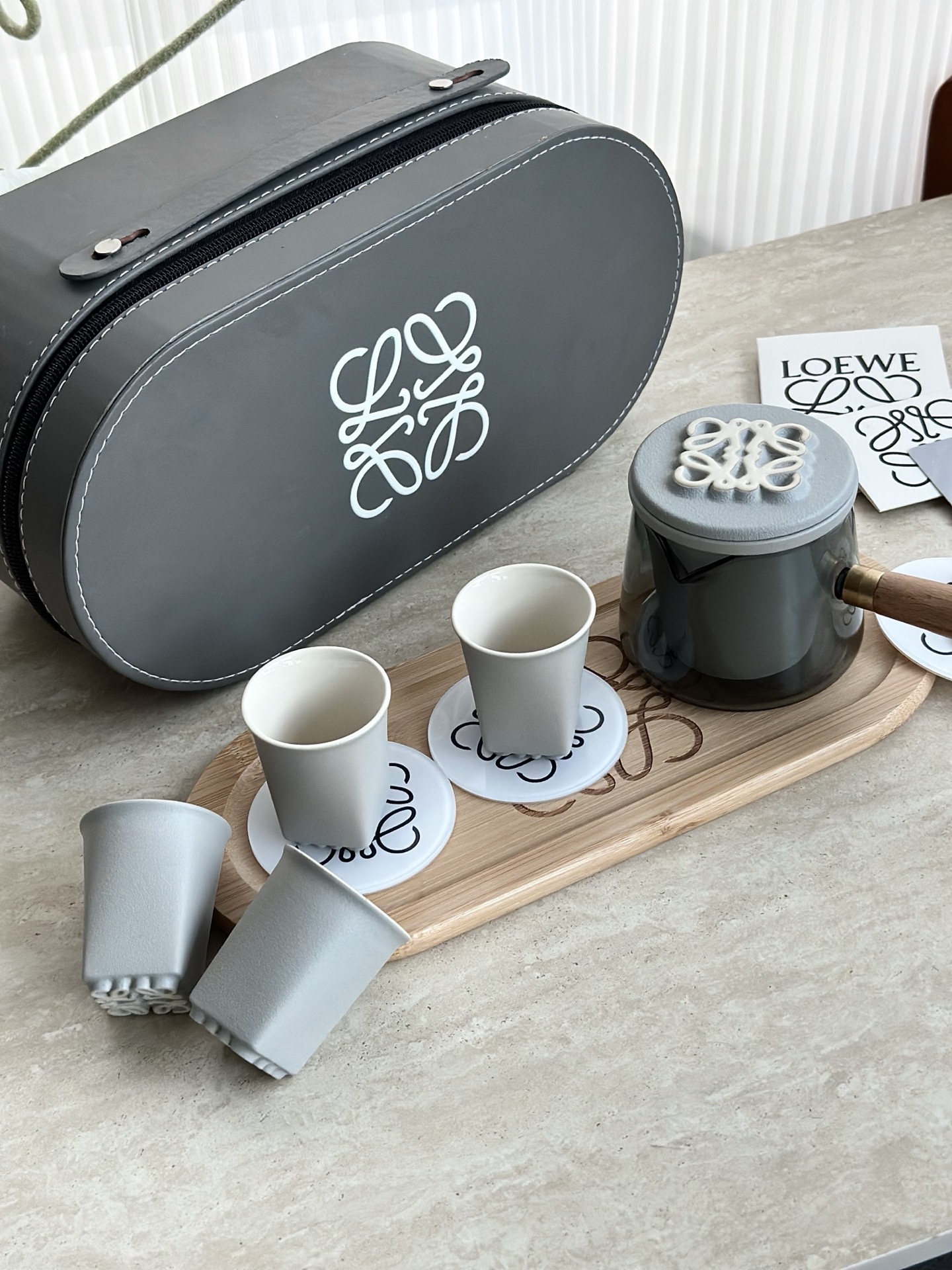NO:850636,This portable travel tea set simply embodies Chinese romance!  Every time I use it to make tea, I feel a sense of ritual~ The body of the pot has smooth and round lines, and the frosted texture is super weighty in the hand. When the tea soup is poured into it, the atmosphere is instantly full, and you can hit the circle of friends by taking photos casually!  ,tea set    cup19860909这套便携式旅行茶具简直把中式浪漫玩明白了！每次用它泡茶都感觉仪式感拉满～ 壶身线条流畅圆润,磨砂质感拿在手里超有分量,茶汤倒进去瞬间氛围感拉满,随手拍都能刷爆朋友圈！,茶具,accessory