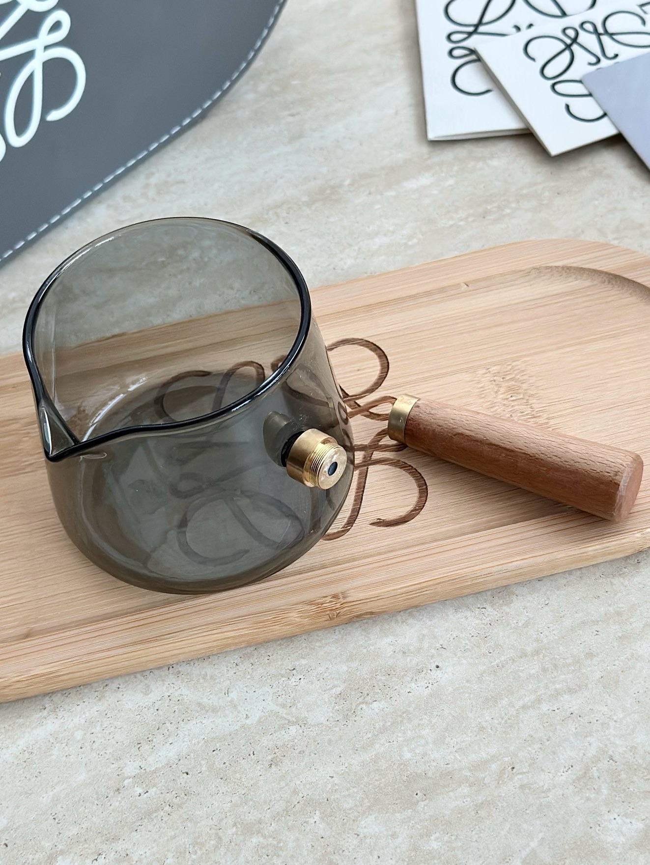 NO:850662,High borosilicate glass, transparent and clear, easy to see brown color!  Solid wood grip, heat-insulated and anti-scalding handle, the combination of glass and wood is beautiful, non-slip and anti-scalding!  V-shaped nozzle design, the water is collected evenly, and there is no leakage when the water is cut off!  The bottom circle is round and flat, standing firmly and not damaging the tabletop!  ,tea set    cup19860909高硼硅玻璃,通透澄净,易观茶色！ 实木握把,隔热防烫手把,玻璃与木的结合美观防滑防烫！ V型流嘴设计,出水聚拢均匀,断水一滴不漏！底部圈足圆润平整,站立稳固,不伤桌面！,茶具,accessory