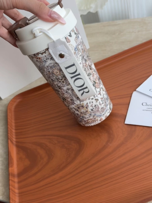 Dior Water Bottle with Butterfly and Floral Pattern, Stylish and Functional 1 Dior Water Bottle with Butterfly and Floral Pattern, Stylish and Functional