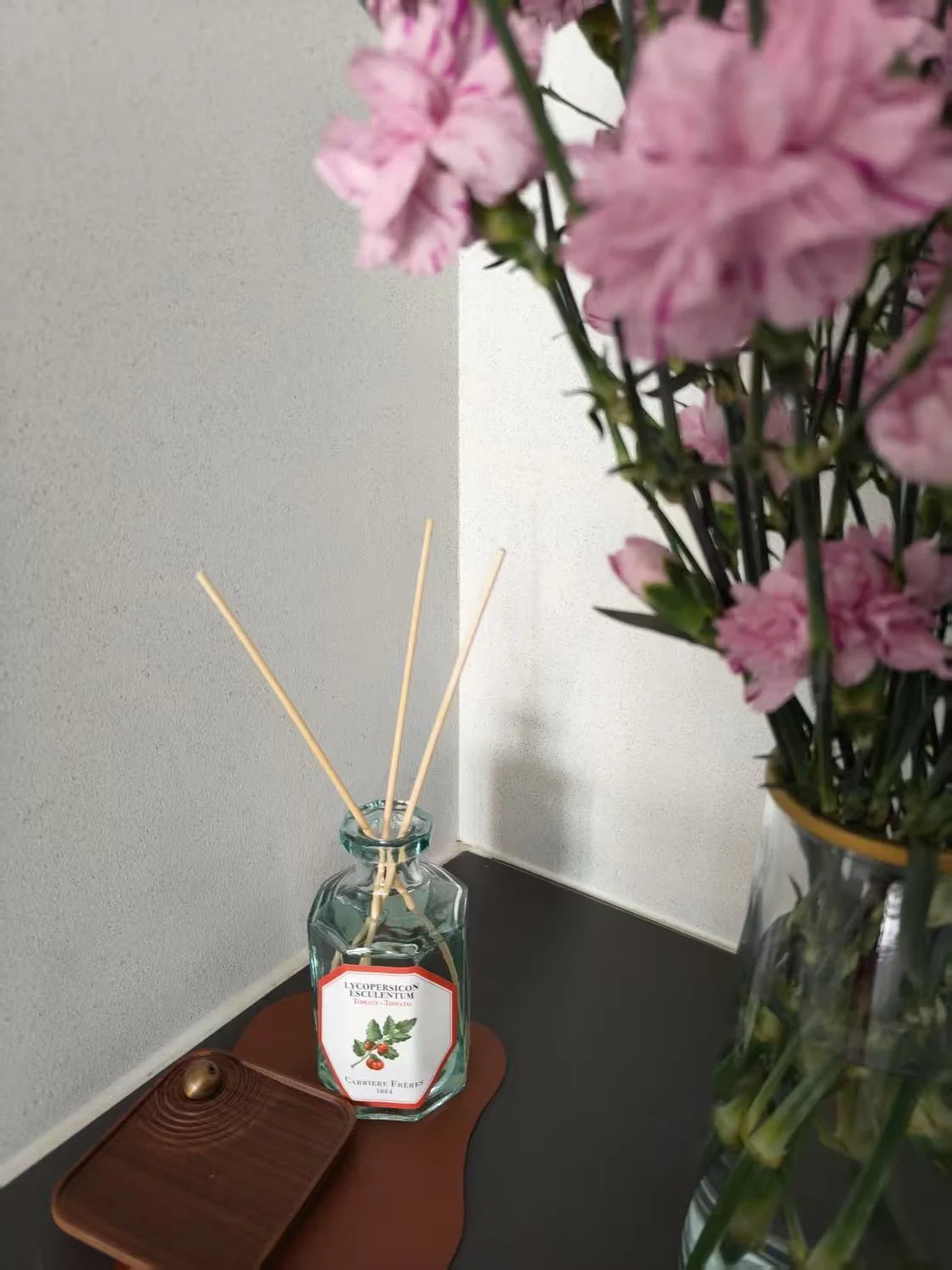 NO:810291,If you like the pure smell of plants, you will never miss this century-old French fragrance brand - CARRIERE FRERES. You can smell the fragrance of plants when you put it at home, as if you are in nature, and it can be regarded as a little healing in your busy life. Car fragrance, home fragrance, candle19860909喜欢植物纯粹的味道,绝对不会错过这个拥有百年历史的法国香薰品牌--CARRIERE FRERES.把它放在家里也能闻到植物的芳香,彷佛置身于大自然中,也算是忙碌生活中的一点治愈,车载香薰.居家香氛.蜡烛,accessory