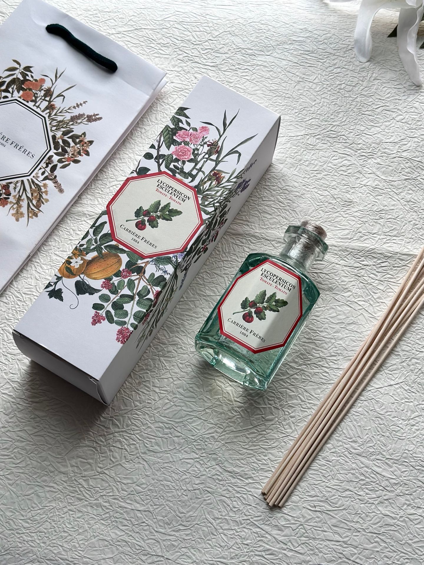 NO:810287,As the brand’s perennial out-of-stock king! ! Its clean taste always makes people head over, the fruity taste of tomatoes is sweet and sour, and the green fragrance makes people feel like they are in a fresh orchard in summer! , Car Aromatherapy. Home Fragrance. Candles19860909作为品牌常年的断货王！！ 其干净的味道总是能让人很上头,番茄的果味酸甜可口,绿意盎然的香调使人彷佛置身于夏天的清新果园里！,车载香薰.居家香氛.蜡烛,accessory