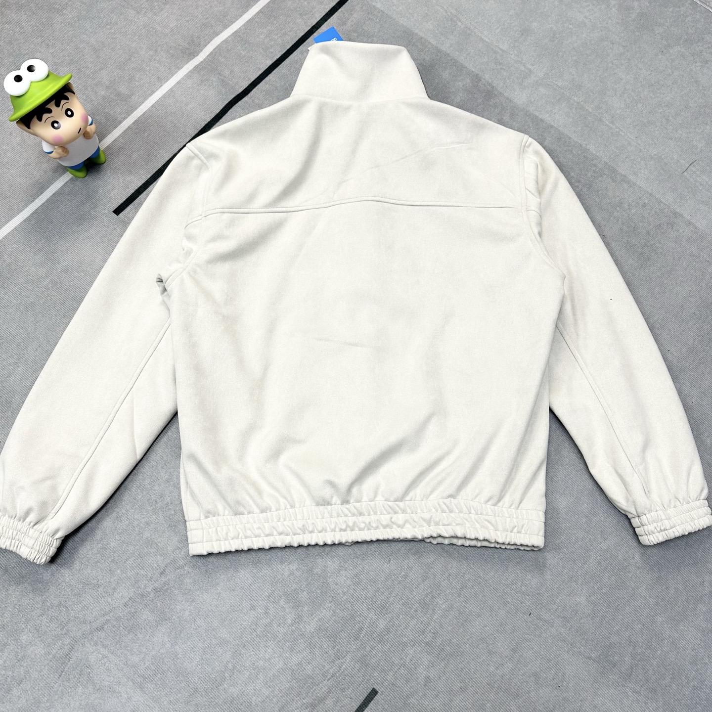 💰180【独家原版开发】
Adidas originals CTT 蛇年限定三叶草新中式盘扣麂皮立领唐装国风外套
时尚舒适百搭宽松条纹复古立领夹克 男女同款
顶级复刻 全套辅料定制
AD三道杠男女同款唐装运动夹克,王安宇同款,新中式是阿迪的统治区,去年阿迪达斯三叶草唐装可谓是供不应求啊,今年CNY唐装又来啦!不同的是这次是麂皮面料,摸起来软软的,舒适且更具活力,打造复古中国风,上身慵懒时尚的潮流气息扑面而来!
2025蛇年限定新中式,四个颜色都超级好看,拍照都很出片,麂皮绒面料手感柔软舒适又亲肤,相对普通棉质布料更具质感,版型宽松有弹力,适应各类身材人群,上身效果宽松显瘦!
男女同款,大厂做工细节满分,定制原版带logo五金拉链,田岛绣花机精密刺绣,原版三标吊牌辅料齐全!
颜色: 藏青色 米白 柔和红
尺码: S-XL
衣长 胸围 肩宽
S 68 120 56
M 70 124 58
L 72 128 60
XL 74 132 62