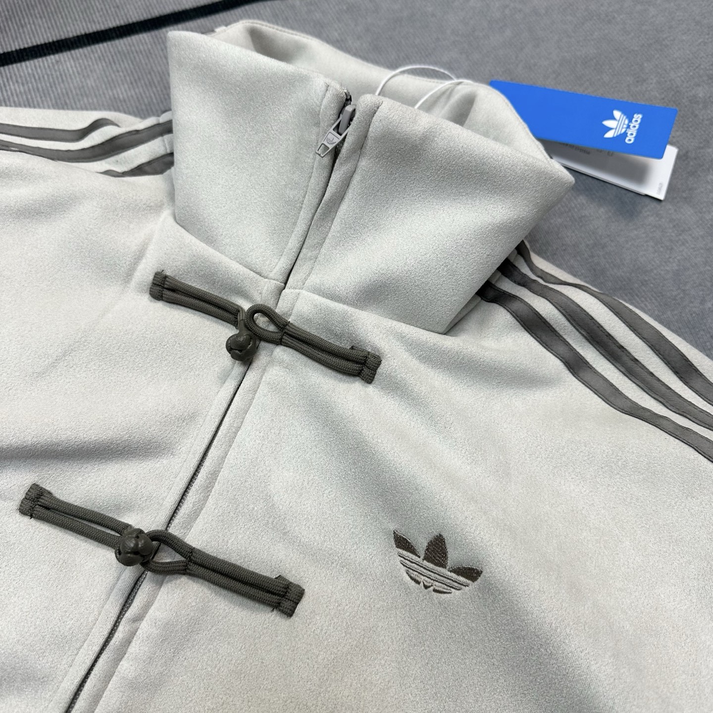 💰180【独家原版开发】
Adidas originals CTT 蛇年限定三叶草新中式盘扣麂皮立领唐装国风外套
时尚舒适百搭宽松条纹复古立领夹克 男女同款
顶级复刻 全套辅料定制
AD三道杠男女同款唐装运动夹克,王安宇同款,新中式是阿迪的统治区,去年阿迪达斯三叶草唐装可谓是供不应求啊,今年CNY唐装又来啦!不同的是这次是麂皮面料,摸起来软软的,舒适且更具活力,打造复古中国风,上身慵懒时尚的潮流气息扑面而来!
2025蛇年限定新中式,四个颜色都超级好看,拍照都很出片,麂皮绒面料手感柔软舒适又亲肤,相对普通棉质布料更具质感,版型宽松有弹力,适应各类身材人群,上身效果宽松显瘦!
男女同款,大厂做工细节满分,定制原版带logo五金拉链,田岛绣花机精密刺绣,原版三标吊牌辅料齐全!
颜色: 藏青色 米白 柔和红
尺码: S-XL
衣长 胸围 肩宽
S 68 120 56
M 70 124 58
L 72 128 60
XL 74 132 62