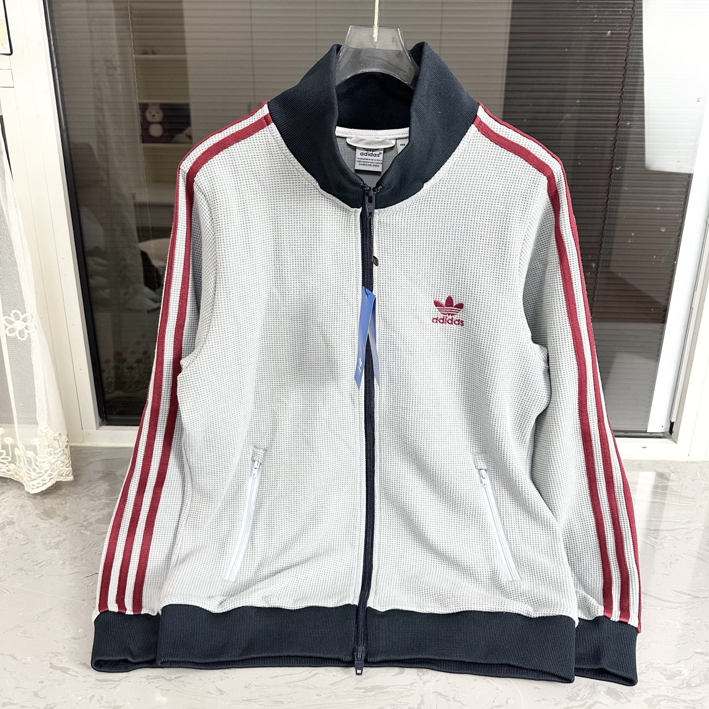 💰150【Zp开版 完美还原】【随意对比】
Adidas Originals阿迪达斯三叶草华夫格外套
经典Logo刺绣三条杠织带撞色螺纹拼接复古休闲华夫格立领开衫外套 
专柜货号：KB8953 林子烨王佳璇同款
1️⃣大厂出品 随意对比【原版复刻 顶级版】
专柜定色定染 同款华夫格面料 同款提花记忆面料硬度适中 上身挺括不拖拉 初秋外穿 男女同款 情侣款 百搭 冬季内搭都适合
2️⃣经典三杠条纹 定制Adidas双开YKK拉链
经典永不过时！百搭不挑人 原版开模上身绝绝子，闭眼入手！
颜色：藏青色
尺码：S-XL 
S： 胸围114 衣长66  袖长59 肩宽48 
M：胸围118 衣长68  袖长61 肩宽49 
L： 胸围122 衣长70 袖长63 肩宽50 
XL: 胸围126 衣长72 袖长65 肩宽51