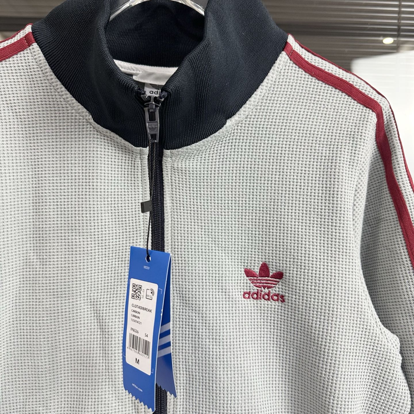 💰150【Zp开版 完美还原】【随意对比】
Adidas Originals阿迪达斯三叶草华夫格外套
经典Logo刺绣三条杠织带撞色螺纹拼接复古休闲华夫格立领开衫外套
专柜货号:KB8953 林子烨王佳璇同款
1️⃣大厂出品 随意对比【原版复刻 顶级版】
专柜定色定染 同款华夫格面料 同款提花记忆面料硬度适中 上身挺括不拖拉 初秋外穿 男女同款 情侣款 百搭 冬季内搭都适合
2️⃣经典三杠条纹 定制Adidas双开YKK拉链
经典永不过时!百搭不挑人 原版开模上身绝绝子,闭眼入手!
颜色:藏青色
尺码:S-XL
S: 胸围114 衣长66 袖长59 肩宽48
M:胸围118 衣长68 袖长61 肩宽49
L: 胸围122 衣长70 袖长63 肩宽50
XL: 胸围126 衣长72 袖长65 肩宽51