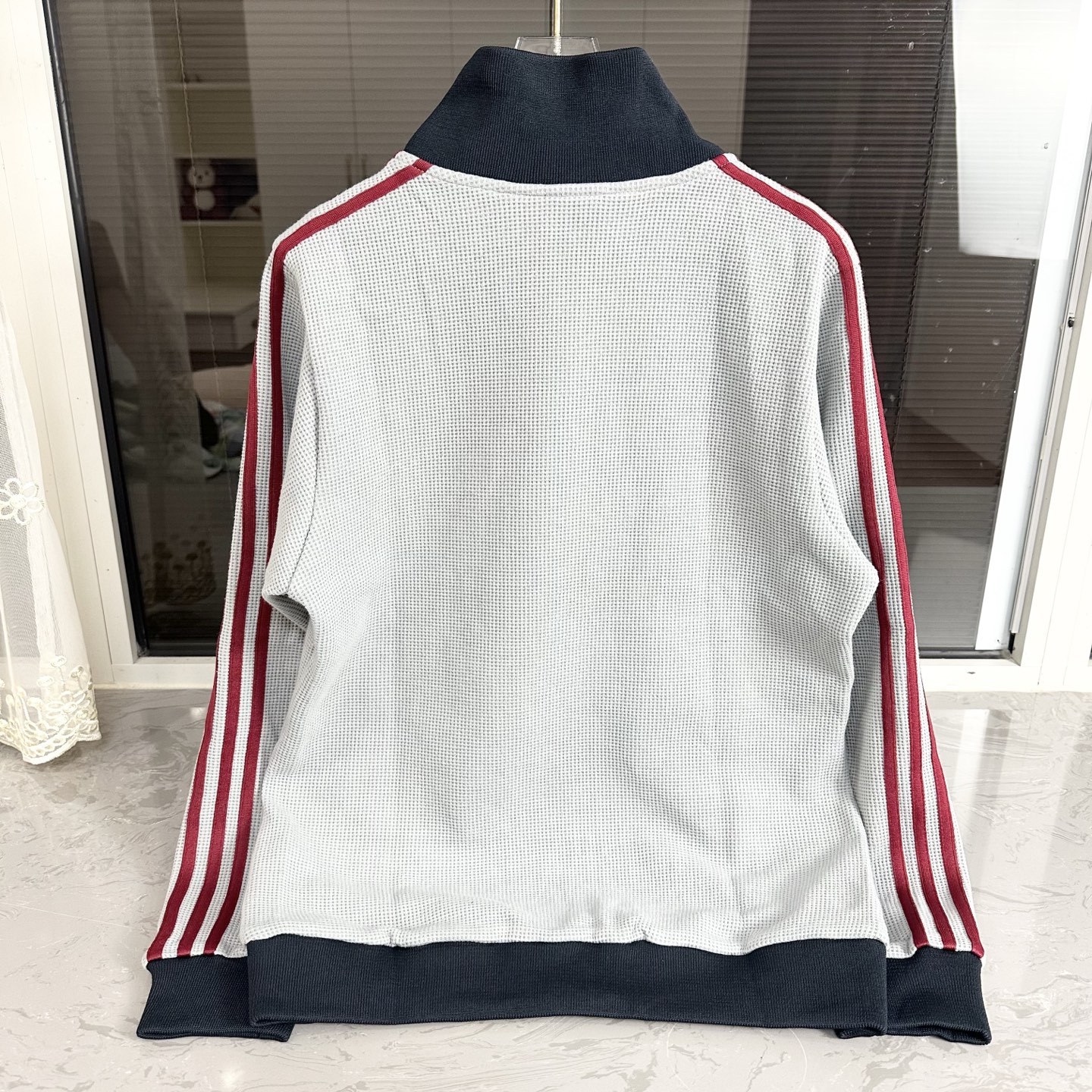 💰150【Zp开版 完美还原】【随意对比】
Adidas Originals阿迪达斯三叶草华夫格外套
经典Logo刺绣三条杠织带撞色螺纹拼接复古休闲华夫格立领开衫外套
专柜货号:KB8953 林子烨王佳璇同款
1️⃣大厂出品 随意对比【原版复刻 顶级版】
专柜定色定染 同款华夫格面料 同款提花记忆面料硬度适中 上身挺括不拖拉 初秋外穿 男女同款 情侣款 百搭 冬季内搭都适合
2️⃣经典三杠条纹 定制Adidas双开YKK拉链
经典永不过时!百搭不挑人 原版开模上身绝绝子,闭眼入手!
颜色:藏青色
尺码:S-XL
S: 胸围114 衣长66 袖长59 肩宽48
M:胸围118 衣长68 袖长61 肩宽49
L: 胸围122 衣长70 袖长63 肩宽50
XL: 胸围126 衣长72 袖长65 肩宽51