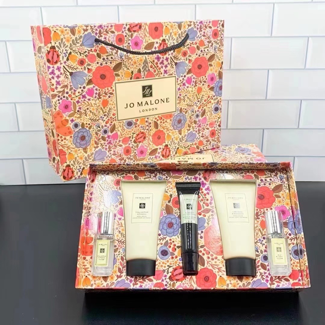Jo Malone London Bestsellers Gift Set - Perfume, Hand Cream & Lip Care 4 i1739971470 1890 6