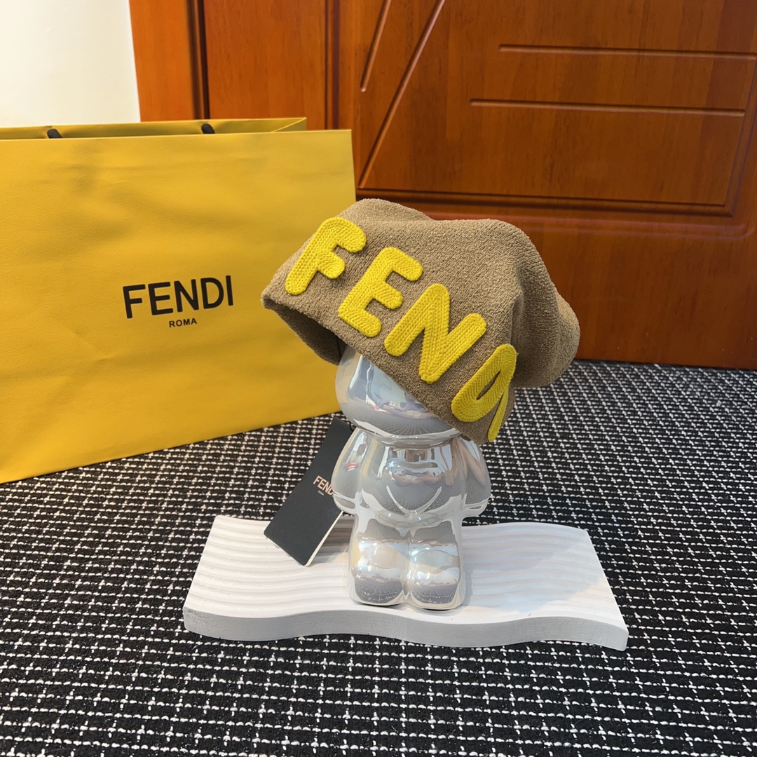 NO:190045,Fendi FF Maillard color wool hat The campus playground runway is a visual image, and the classic hat style really has a unique flavor. Youthful and full of vitality hat, fisherman hat, baseball hat, knit hat, hat, fendi, espadrilles, hats19860909芬迪 FF 美拉德配色毛线帽 校园操场跑道即视感画面有木有经典款的帽型配确实别有一番味道 青春洋溢 充满活力帽子渔夫帽棒球帽针织帽,帽子,fendi,espadrilles,hats,hat