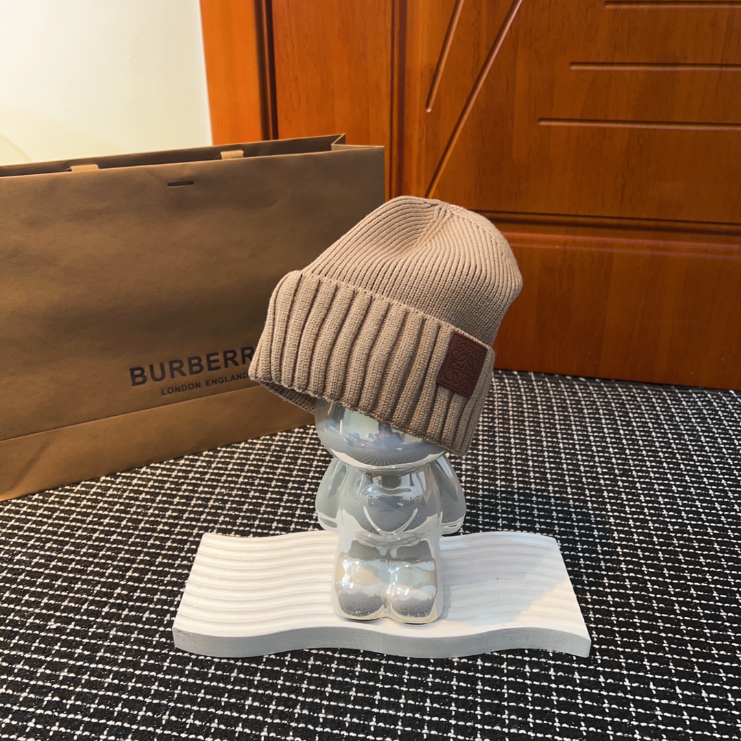 NO:190250,The new winter LOEW largest color matching wool hat, the material is good, and it is the popular Maillard color scheme recently. This color mainly looks white, and the top is white. A very good hat, fisherman's hat, baseball hat, knit hat, hat, loewe, loewe, espadrilles, hats19860909新款冬季LOEW*大地配色系毛线帽 用料好良罗意威心 而且是最近火爆的美拉德配色 这款色系主要很显白 上头也显白 很不错的一款帽子渔夫帽棒球帽针织帽,帽子,loewe,loewe,espadrilles,hats,hat