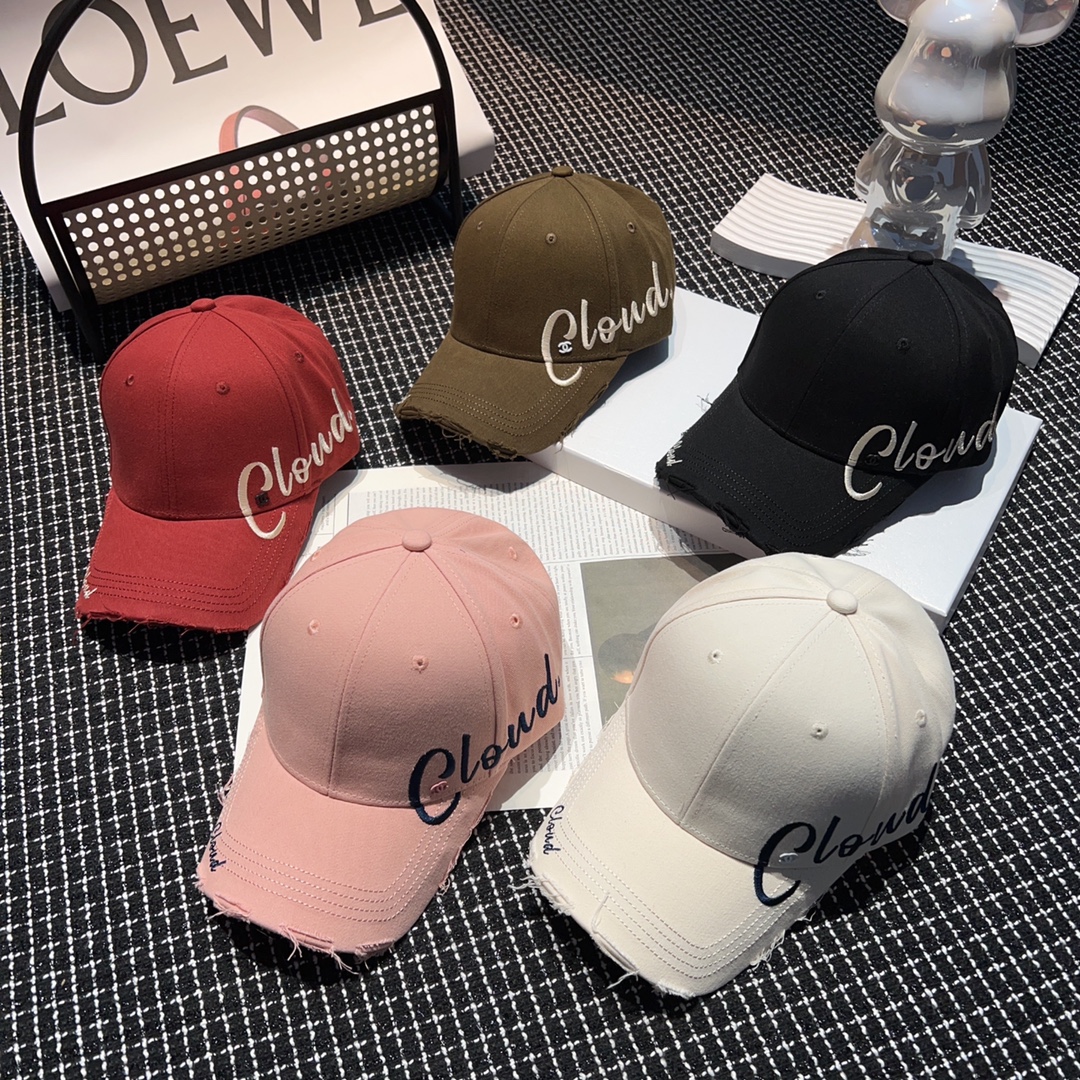 Chanel🌸 刺绣破洞棒球帽 个性十足 非常适合情侣佩戴 配色协调~可以佩戴不同场合！帽子渔夫帽棒球帽针织帽