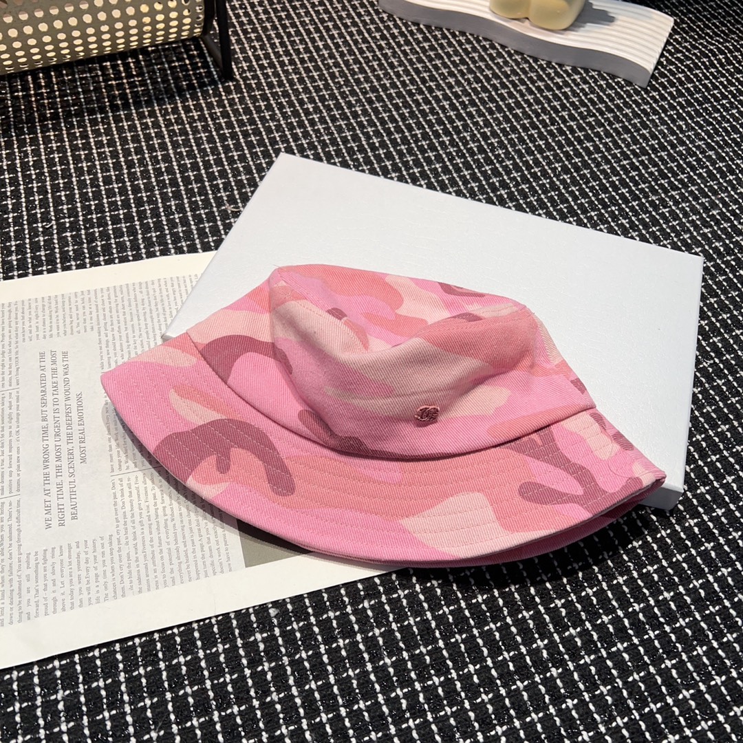 NO:192081,Limited limited edition chane/small fragrance pink camouflage fisherman hat is attracted at first sight. The fresh and sweet color scheme is very deep in the hat, so it makes you look small. A hat, hat, fisherman hat, baseball hat, knit hat, hat, chanel, espadrilles, hats19860909限量限量chane/小香粉色迷彩渔夫帽 一眼就被吸引住清新有甜味的配色 帽里深度很够 所以好显脸小 阳光海滩少不了的一款帽子帽子渔夫帽棒球帽针织帽,帽子,chanel,espadrilles,hats,hat