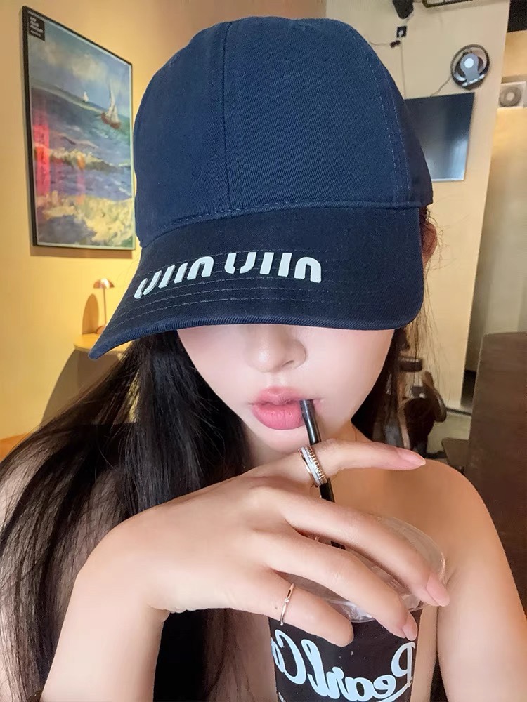 NO:193935,MIU's high-end style, solid color dopamine baseball cap, rare clean and neat style, customized solid color cloth, atmospheric and tasteful. This style is very good with spring clothes. The hat, fisherman's hat, baseball cap, knit hat, hat, miumiu, espadrilles, hats19860909MIU家高级感 纯色多巴胺鸭舌帽 罕有的干净利落风格,定制纯色布面 大气有品位 这款搭配春装很提气场帽子渔夫帽棒球帽针织帽,帽子,miumiu,espadrilles,hats,hat