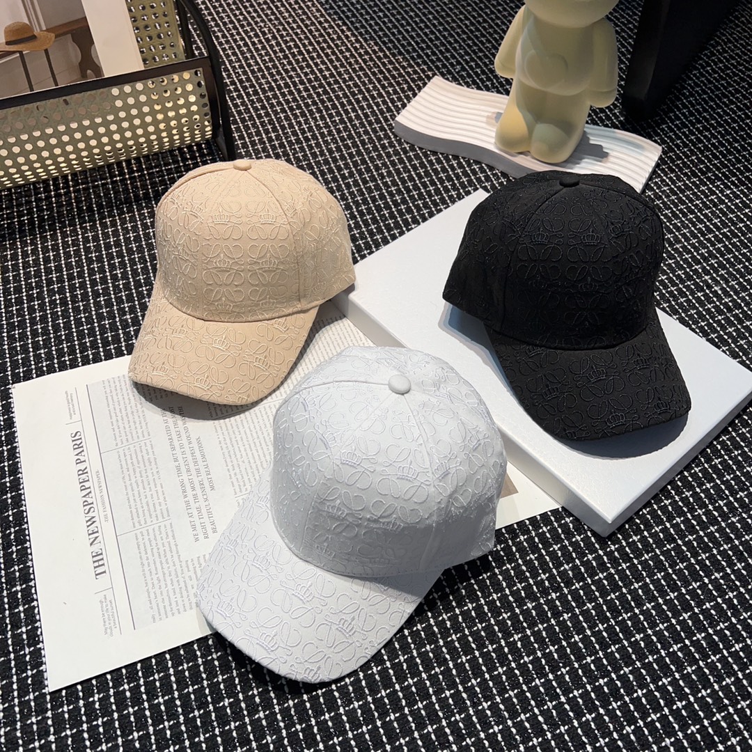 ????qdew????Loewe罗意威 ????标志性设计元素、极具辨识度！遮阳棒球帽、帽面采用棉质斜纹面料、让佩戴更为舒适透气，百搭显瘦！