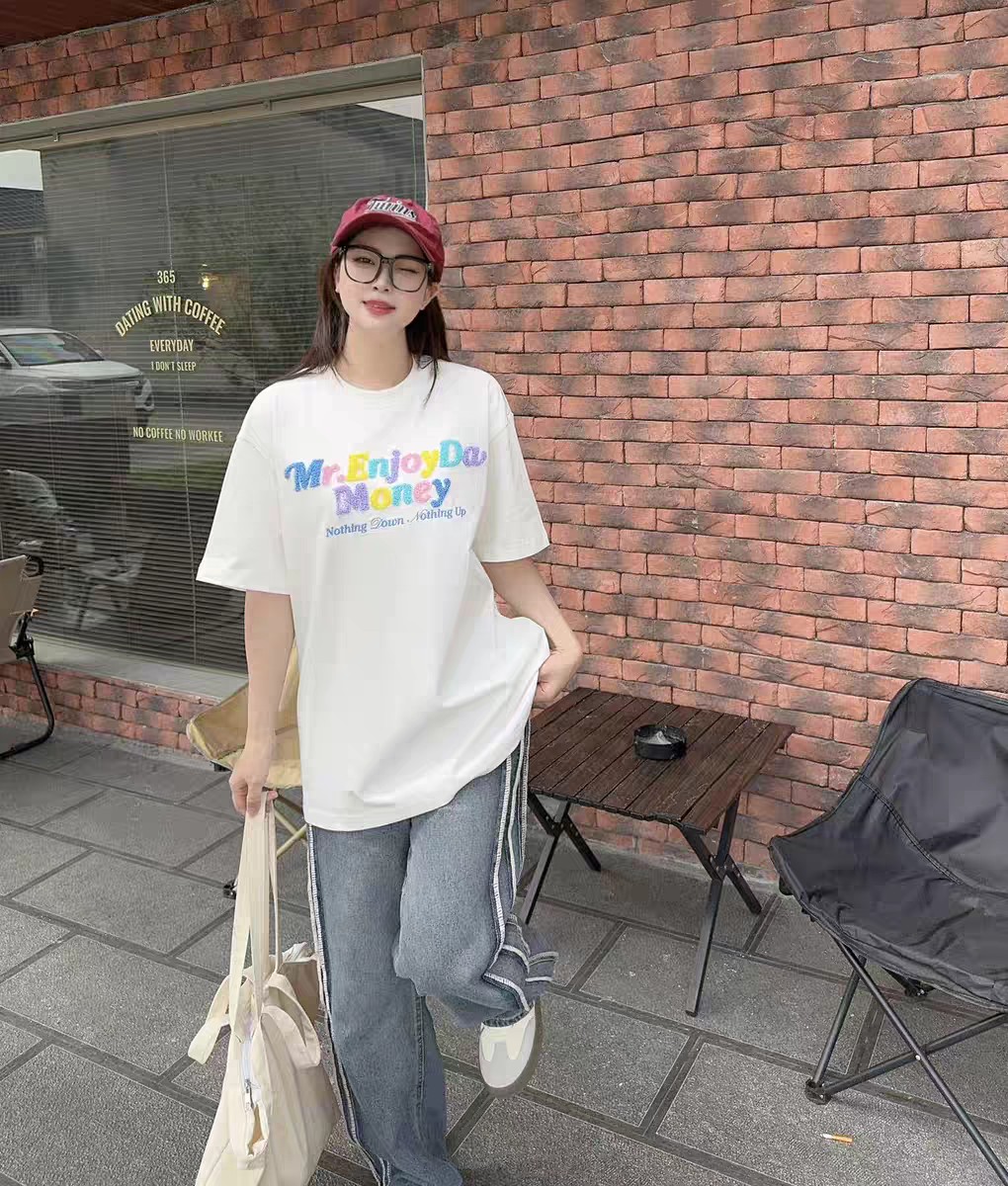 ME83【侯明昊同款】MEDM马卡龙彩色字母毛巾绣短袖T恤男女情侣同款tee P62
​颜色：白色 灰色 黑色
​码数：S M L XL