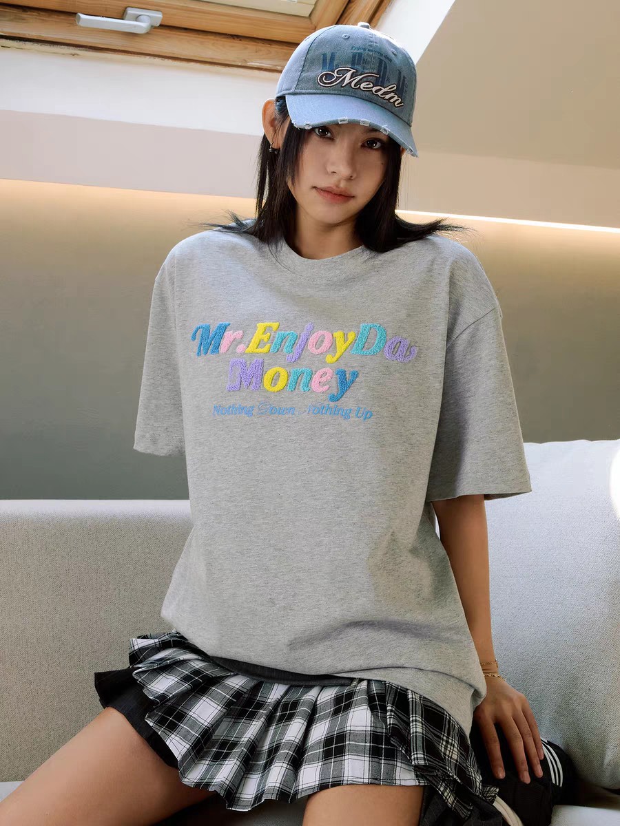 ME83【侯明昊同款】MEDM马卡龙彩色字母毛巾绣短袖T恤男女情侣同款tee P62
​颜色：白色 灰色 黑色
​码数：S M L XL