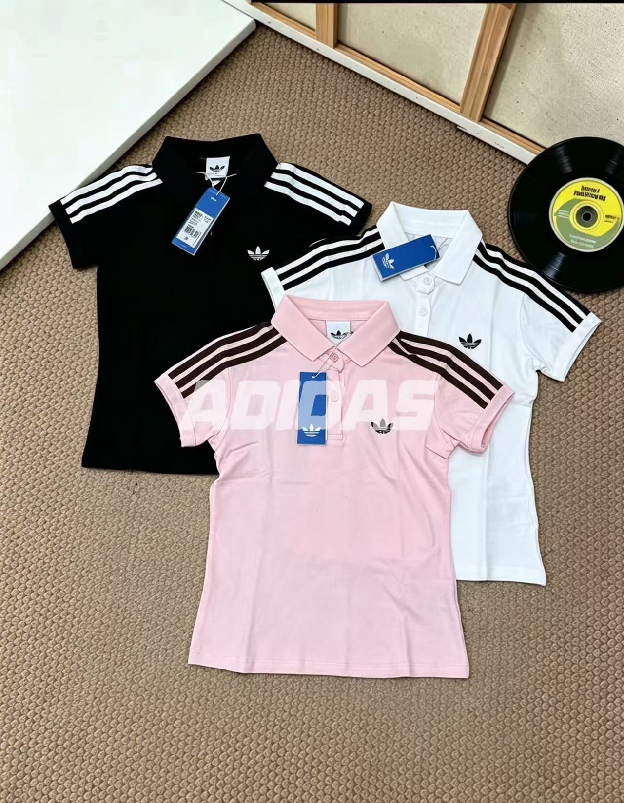 夏季新款ADIDAS阿迪达斯三叶草修身翻领polo衫短袖女款 经典三道杠+小标,自带复古运动感 收腰版型超显比例,黑/白/粉都好穿!经典三道杠+三叶草logo,正品同款版型,亲肤透气面料,夏天穿不闷汗,收腰显瘦剪裁,藏肉又显比例! 衣长 袖长 胸围 肩宽 S 54 13 76 36 M 55 13.5 80 37.4 L 56 14 84 38.8 XL 57 14.5 88 40.2