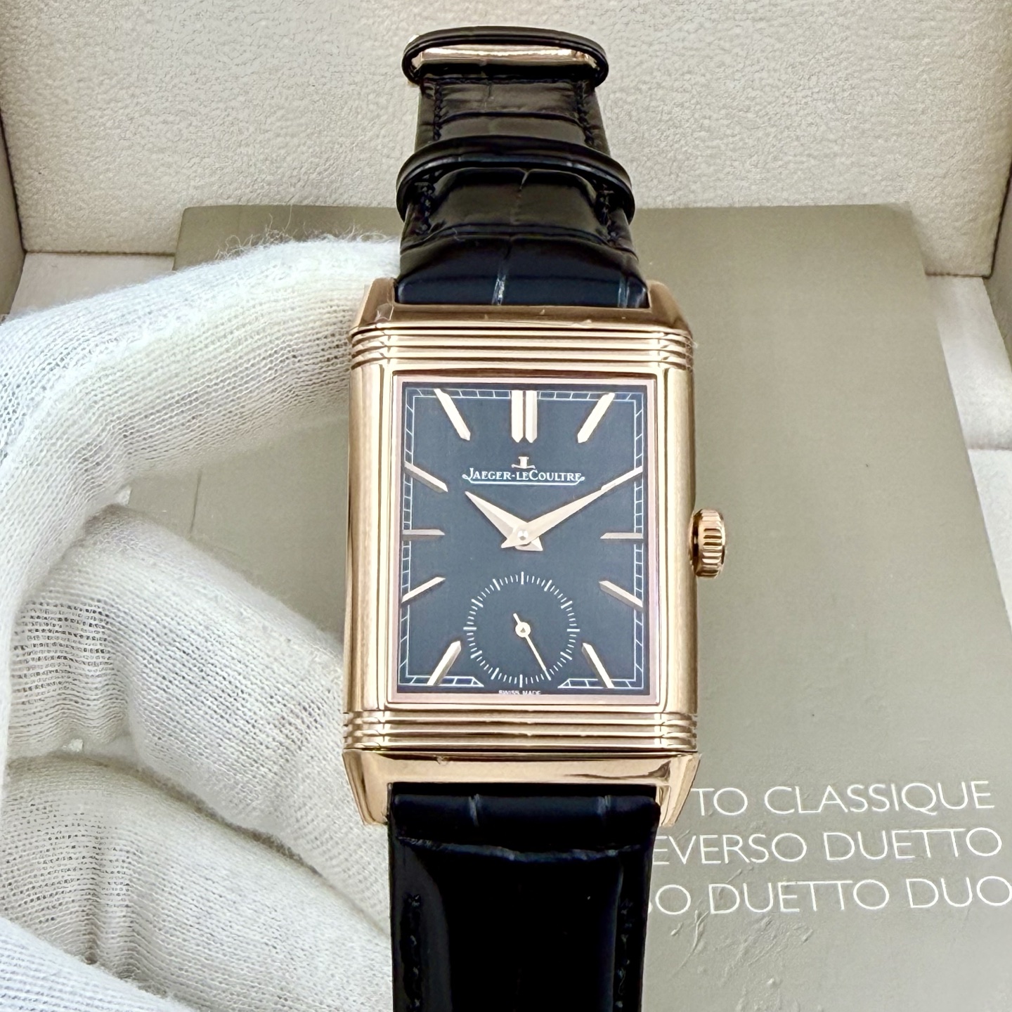 NO:617610,The Jaeger-LeCoultre Reverso Classic Large Duoface Small Second men's model has a size of 49MMx29MM and is made of R&D and precision casting. It adopts the 854A/2 manual winding movement with double-sided dual time zones. The digital scale on the front shows two and a half hands. The simple and generous dial on the back has a second time display function. It has accurate travel time and delicate and elegant case lines. It can change the style at any time to cater to various occasions and be with you at all times.,,versace,jaeger-lecoultre19860909积家Reverso Classic Large Duoface Small Second男款翻转系列尺寸49MMx29MM、研发精密铸造而成,精选854A/2手动上链机芯双面双时区,正面数字刻度二针半显示,背面简洁大方表盘具有第二地时间显示功能,走时精准,表壳线条细腻优雅,可随时变换风格,迎合各种场合,时刻与您相伴着.,,versace,jaeger-lecoultre,Watch