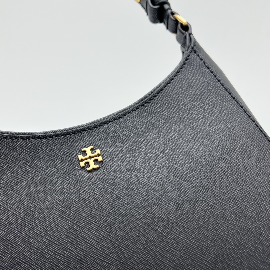 Tory Burch ～Tory Burch新款半月包 Emerson 系列腋下包 十字纹牛皮材质 可调节短款肩带