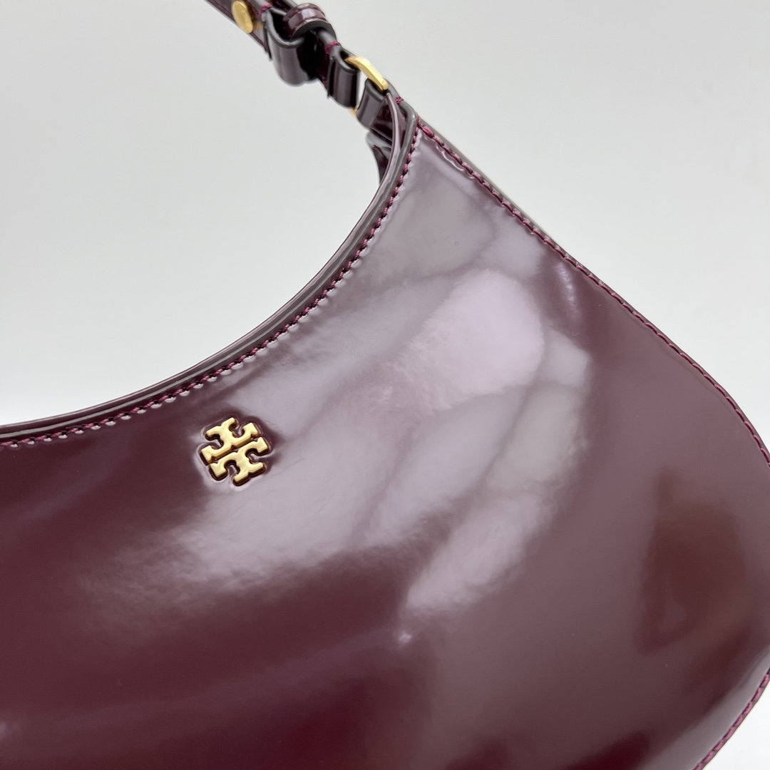 Tory Burch ～Tory Burch新款半月包 Emerson 系列腋下包 开边珠牛皮材质 可调节短款肩带