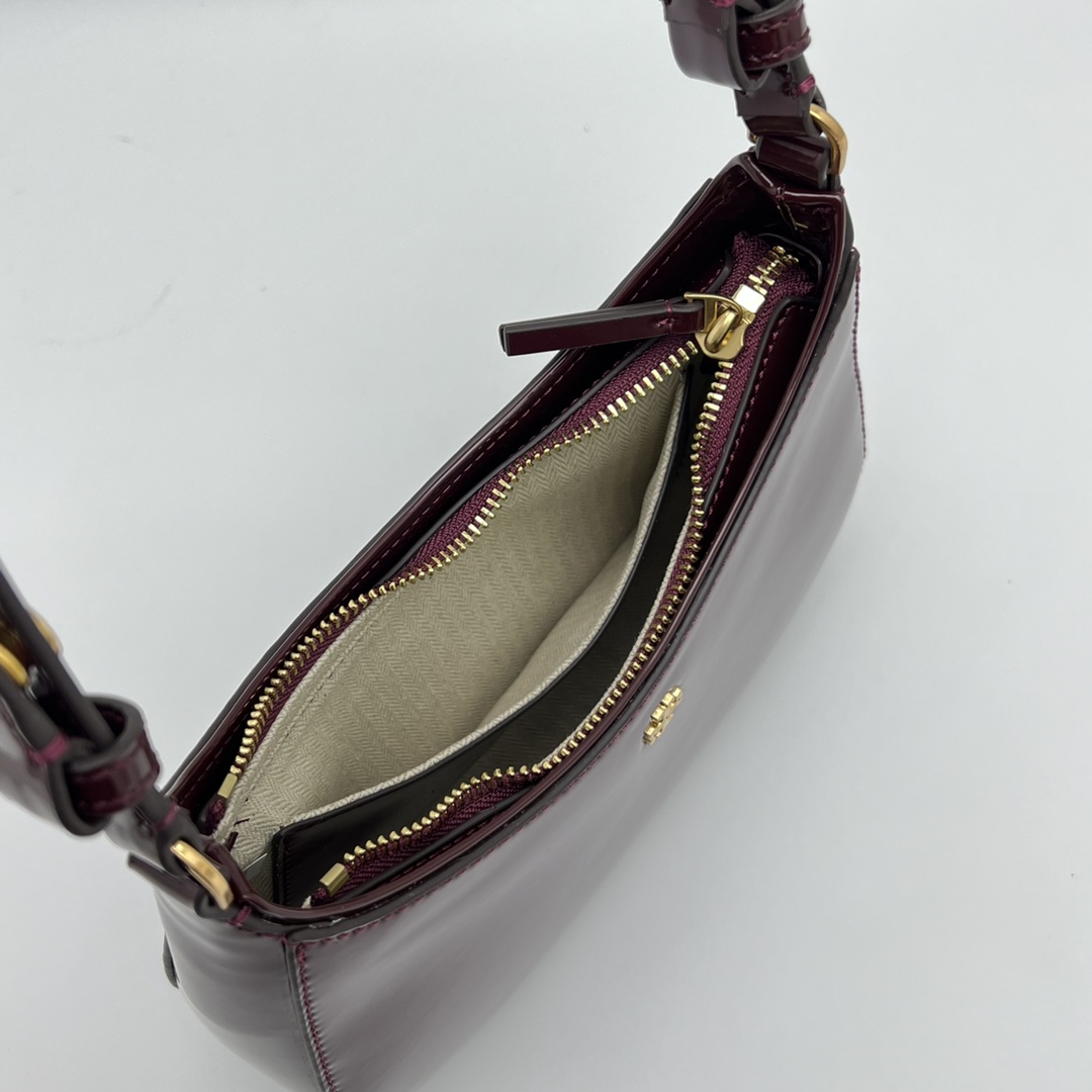Tory Burch ～Tory Burch新款半月包 Emerson 系列腋下包 开边珠牛皮材质 可调节短款肩带