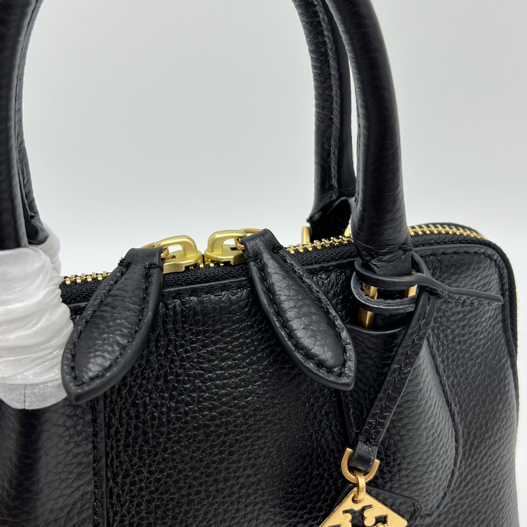 Tory Burch ～ Tory Burch新款swing贝壳包 这款迷你手提包 采用管状顶部提柄设计