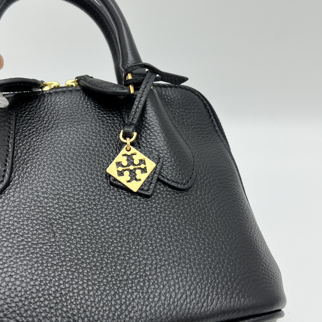 Tory Burch ～ Tory Burch新款swing贝壳包 这款迷你手提包 采用管状顶部提柄设计