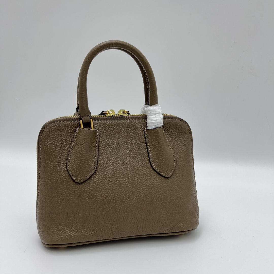 Tory Burch ～ Tory Burch新款swing贝壳包 这款迷你手提包 采用管状顶部提柄设计