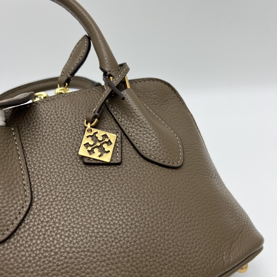 Tory Burch ～ Tory Burch新款swing贝壳包 这款迷你手提包 采用管状顶部提柄设计