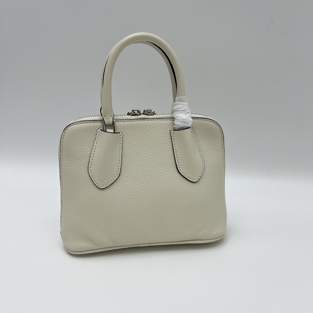 Tory Burch ～ Tory Burch新款swing贝壳包 这款迷你手提包 采用管状顶部提柄设计