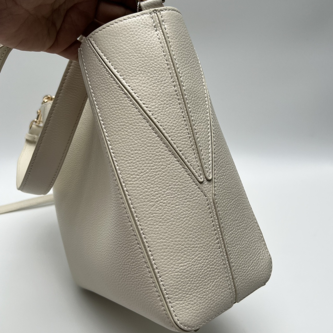 Tory Burch 白色TB最新款单肩包 购物袋款 可单肩手提 荔枝纹头层牛皮 质感肉肉