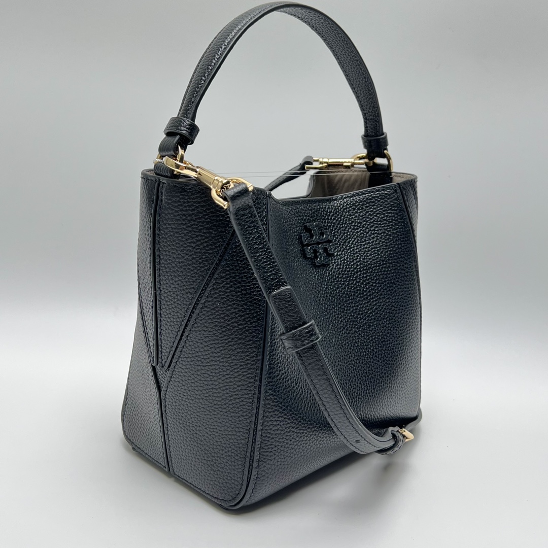 Tory Burch ～McGraw 小号水桶包 精选柔软荔枝纹皮革打造 配以模切工艺的标志性双 T Logo 和手工优雅缝线