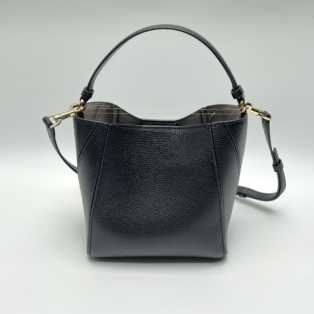 Tory Burch ～McGraw 小号水桶包 精选柔软荔枝纹皮革打造 配以模切工艺的标志性双 T Logo 和手工优雅缝线