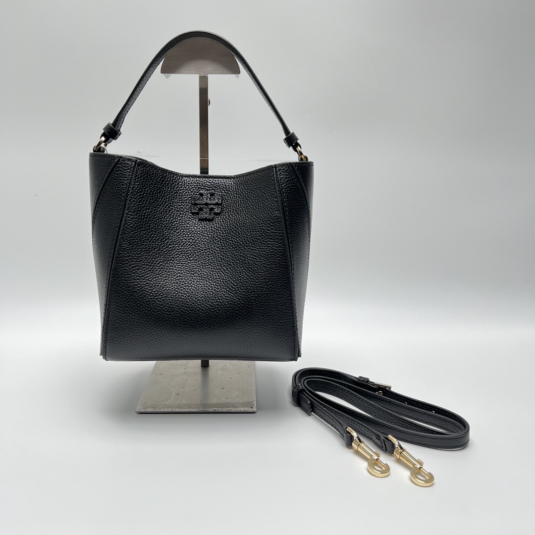 Tory Burch ～McGraw 小号水桶包 精选柔软荔枝纹皮革打造 配以模切工艺的标志性双 T Logo 和手工优雅缝线