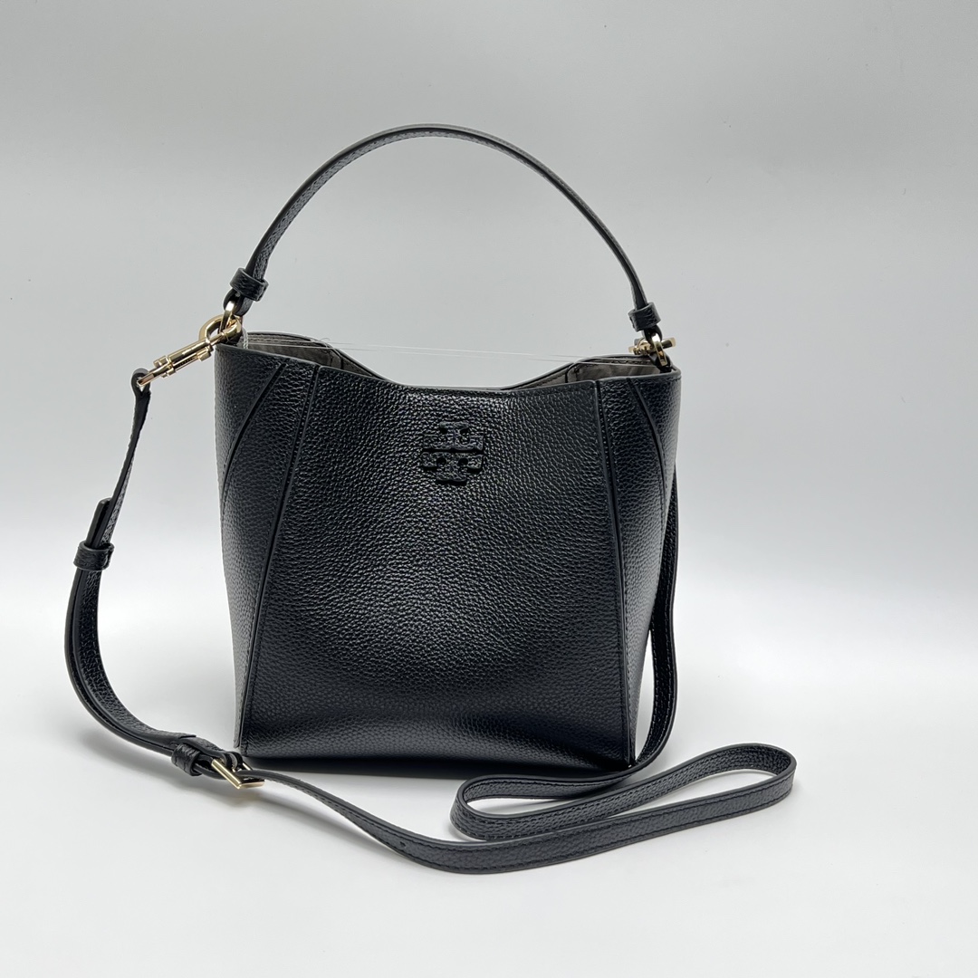 Tory Burch ～McGraw 小号水桶包 精选柔软荔枝纹皮革打造 配以模切工艺的标志性双 T Logo 和手工优雅缝线