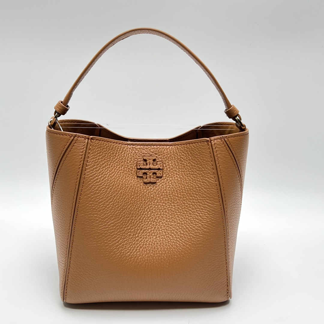 Tory Burch ～McGraw 小号水桶包 精选柔软荔枝纹皮革打造 配以模切工艺的标志性双 T Logo 和手工优雅缝线
