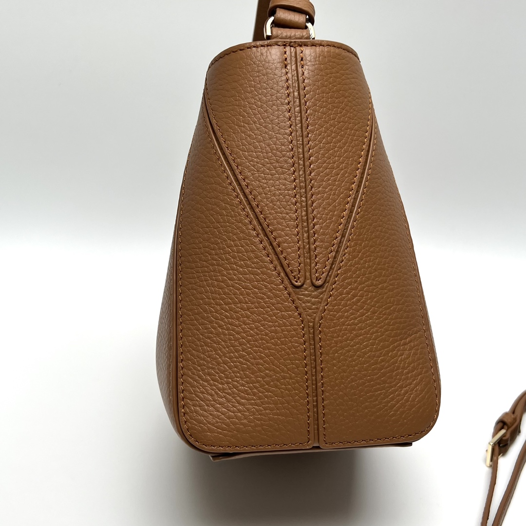 Tory Burch ～McGraw 小号水桶包 精选柔软荔枝纹皮革打造 配以模切工艺的标志性双 T Logo 和手工优雅缝线