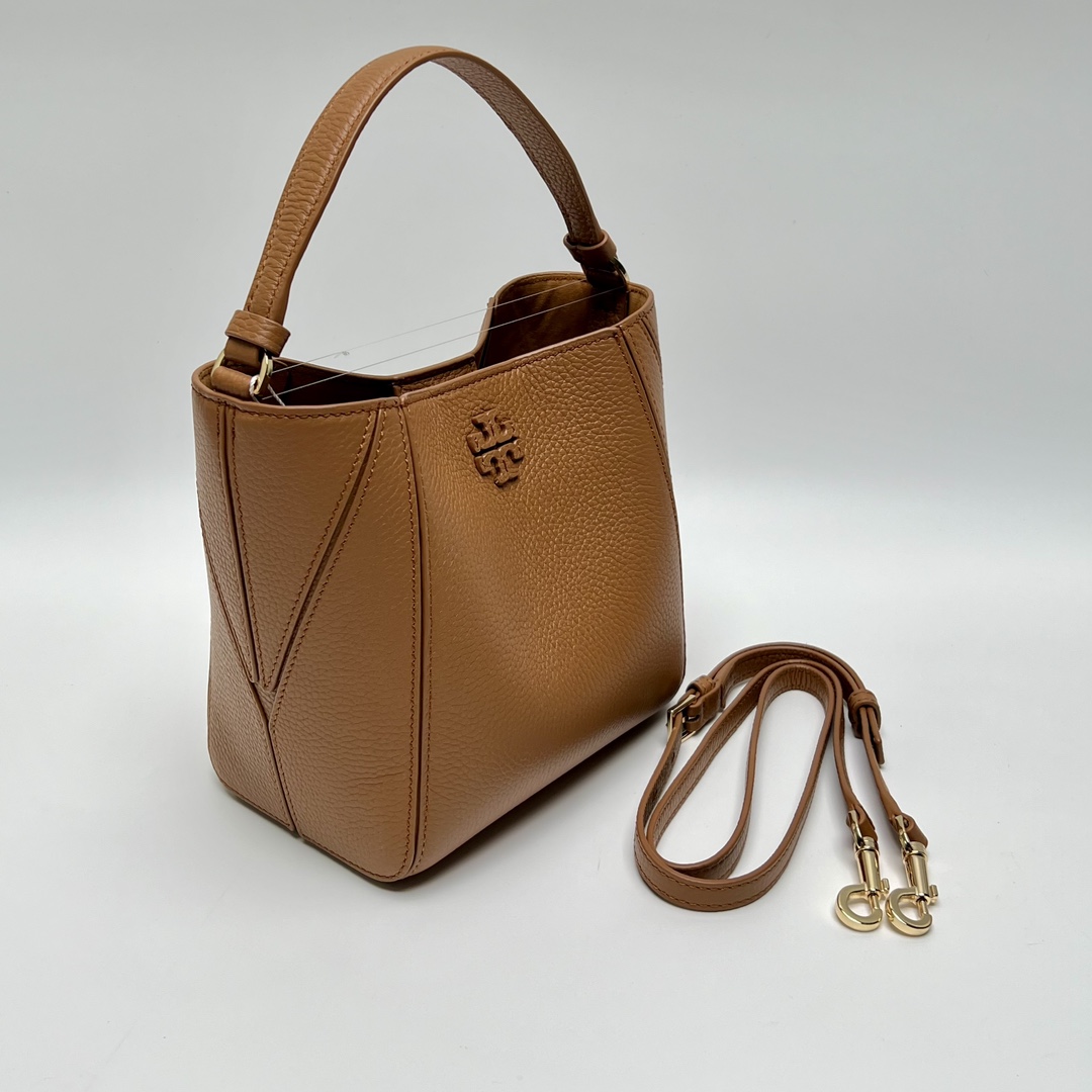 Tory Burch ～McGraw 小号水桶包 精选柔软荔枝纹皮革打造 配以模切工艺的标志性双 T Logo 和手工优雅缝线