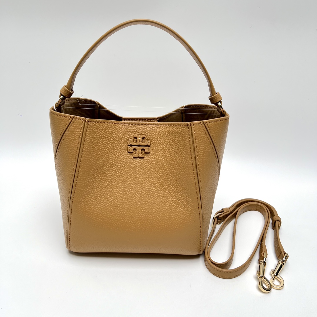 Tory Burch ～McGraw 小号水桶包 精选柔软荔枝纹皮革打造 配以模切工艺的标志性双 T Logo 和手工优雅缝线
