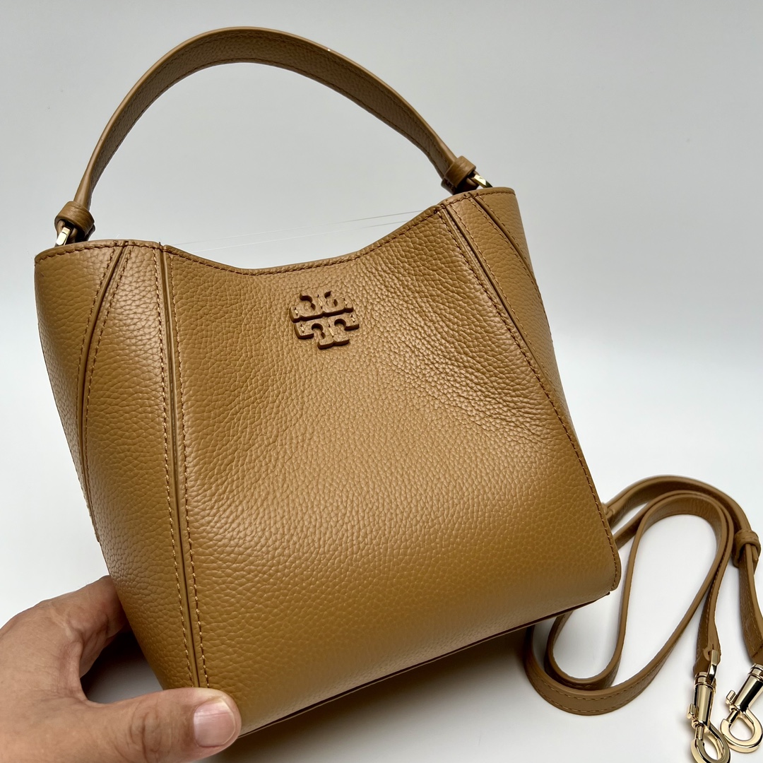 Tory Burch ～McGraw 小号水桶包 精选柔软荔枝纹皮革打造 配以模切工艺的标志性双 T Logo 和手工优雅缝线