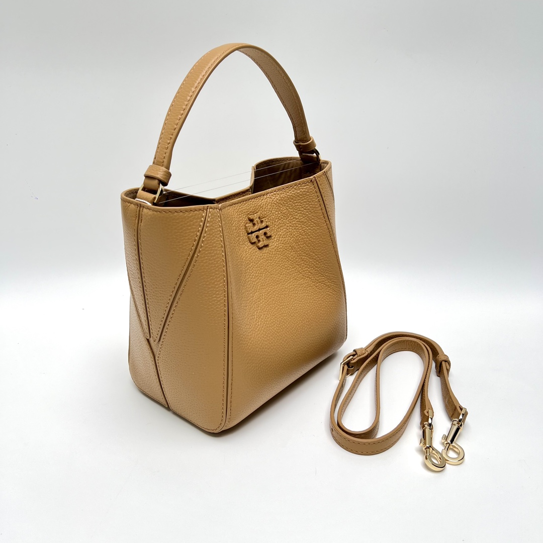 Tory Burch ～McGraw 小号水桶包 精选柔软荔枝纹皮革打造 配以模切工艺的标志性双 T Logo 和手工优雅缝线