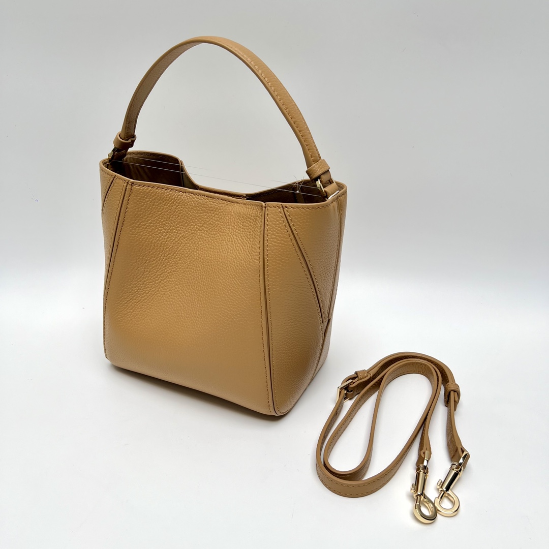 Tory Burch ～McGraw 小号水桶包 精选柔软荔枝纹皮革打造 配以模切工艺的标志性双 T Logo 和手工优雅缝线