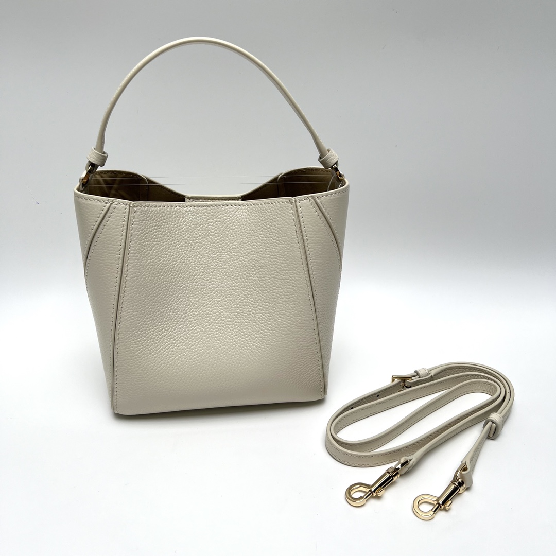 Tory Burch ～McGraw 小号水桶包 精选柔软荔枝纹皮革打造 配以模切工艺的标志性双 T Logo 和手工优雅缝线