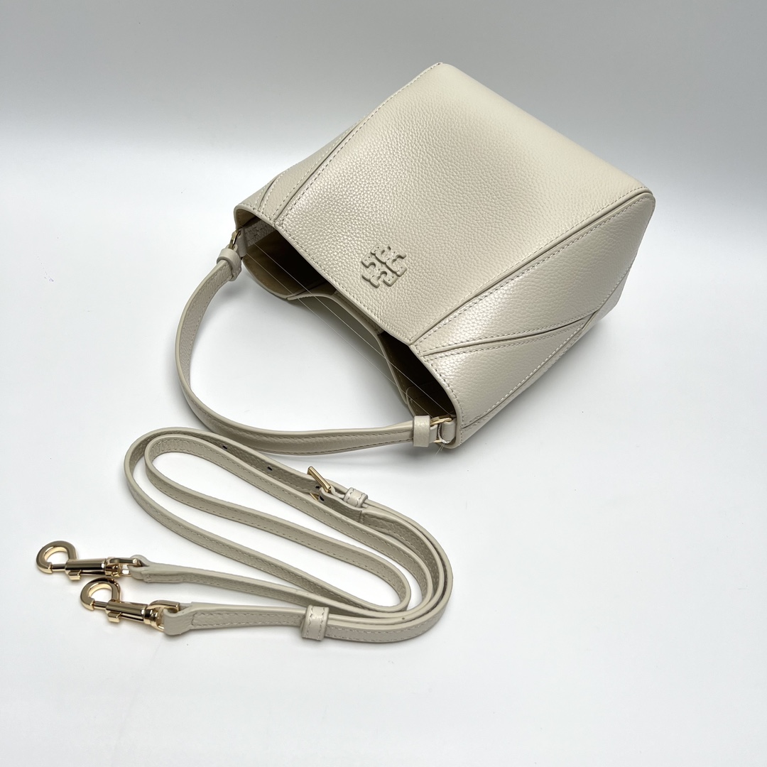 Tory Burch ～McGraw 小号水桶包 精选柔软荔枝纹皮革打造 配以模切工艺的标志性双 T Logo 和手工优雅缝线