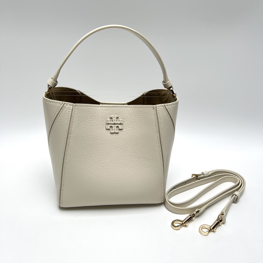 Tory Burch ～McGraw 小号水桶包 精选柔软荔枝纹皮革打造 配以模切工艺的标志性双 T Logo 和手工优雅缝线