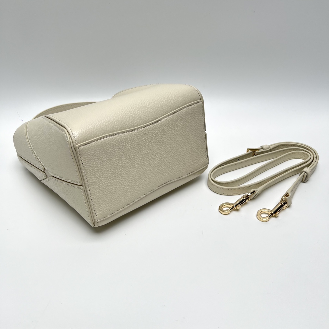 Tory Burch ～McGraw 小号水桶包 精选柔软荔枝纹皮革打造 配以模切工艺的标志性双 T Logo 和手工优雅缝线