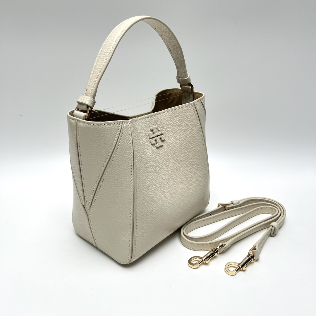 Tory Burch ～McGraw 小号水桶包 精选柔软荔枝纹皮革打造 配以模切工艺的标志性双 T Logo 和手工优雅缝线