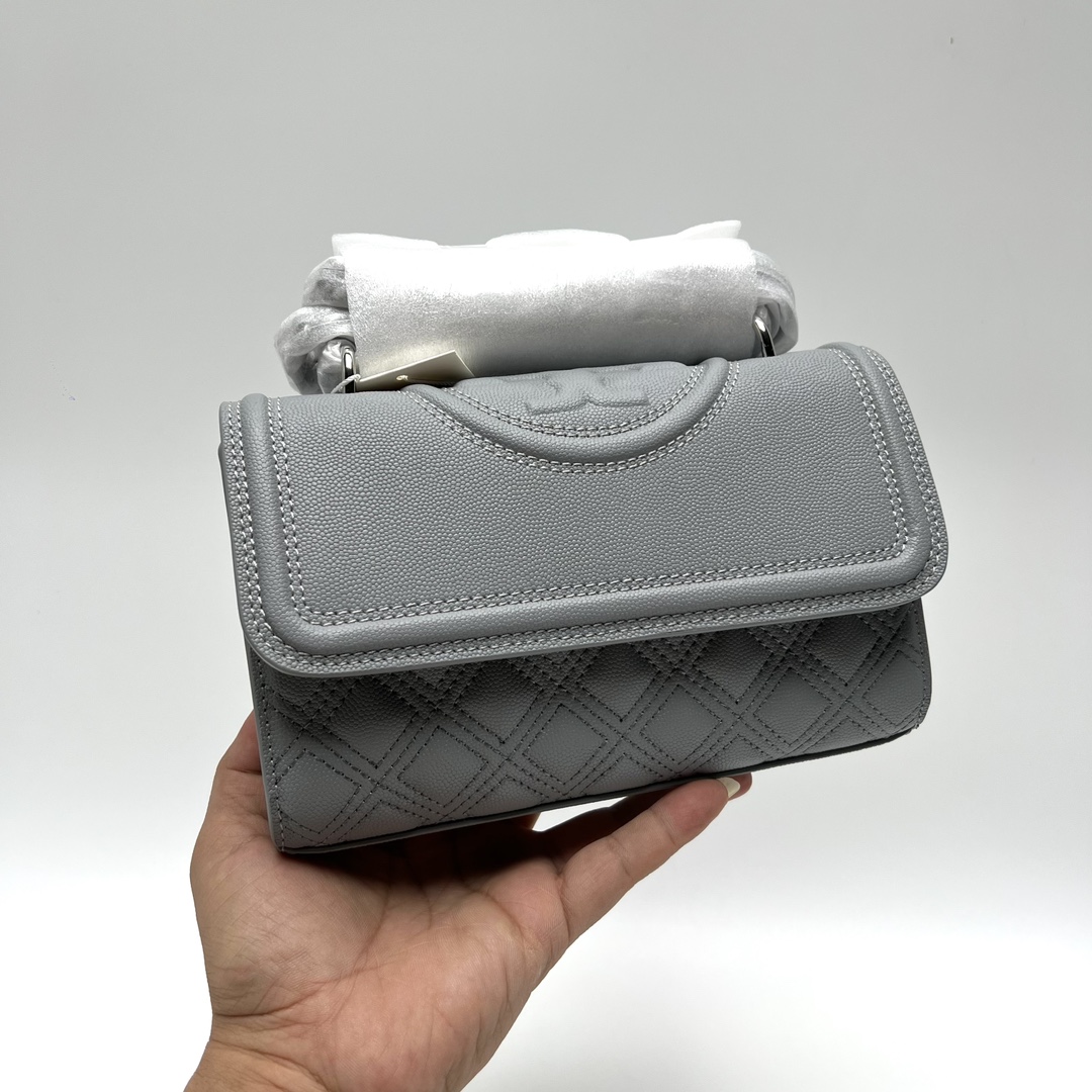 Tory Burch ～TB158435（小号）最新款Fleming鱼子酱牛皮菱格链条包